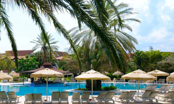 Umbrellas Sunbeds Pool Vacation Tourism Concept — Stock Photo, Image