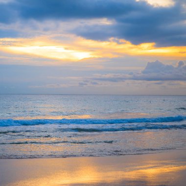 Gün batımında deniz manzarası, suyun üzerinde Horizon.