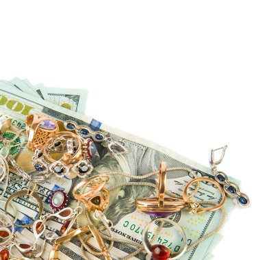 Beyaz arka planda izole edilmiş altın mücevher ve dolar. Metnin için yer.