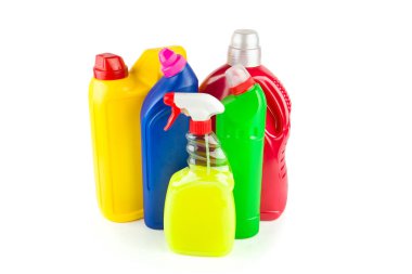 Beyaz arka planda izole edilmiş çeşitli ev temizlik ürünleri koleksiyonu.