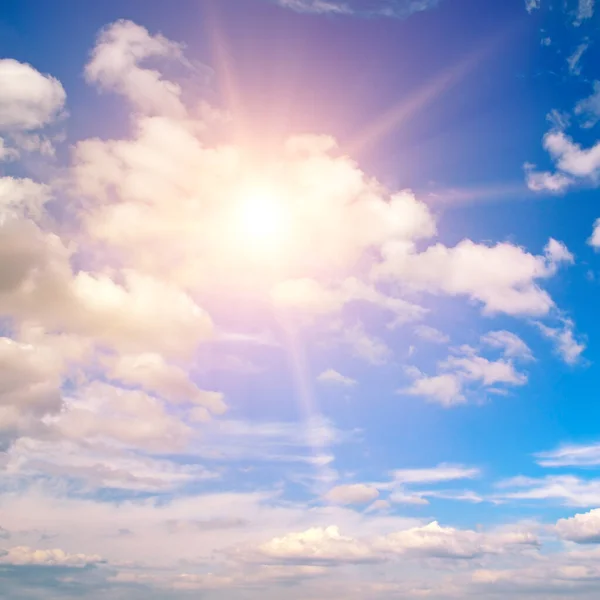 Sonniger Hintergrund Blauer Himmel Mit Weißen Wolken Und Sonne — Stockfoto