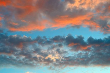 Parlak gün doğumu ve güzel bulutlu gökyüzü.