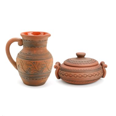 Kapağı beyaz arkaplanda izole edilmiş toprak sürahi ve kase.