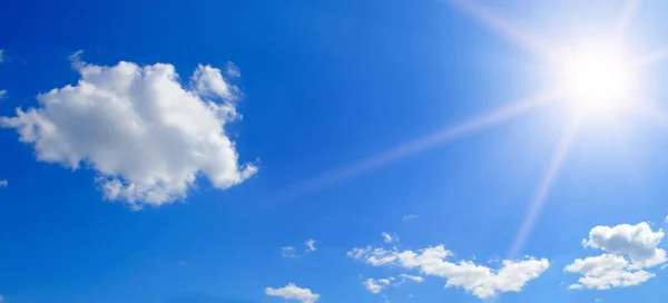 Güneşli Arka Plan Beyaz Bulutlu Mavi Gökyüzü Güneş Geniş Resim — Stok fotoğraf