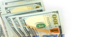 Beyaz arka planda 100 dolar izole edilmiş. Metin için boş alan. Geniş resim.