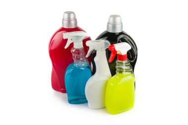 Beyaz arka planda izole edilmiş çeşitli ev temizlik ürünleri koleksiyonu.