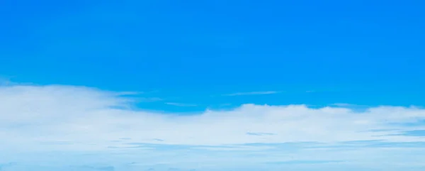 Блакитне Небо Легкі Хмари Широкі Фотографії — стокове фото