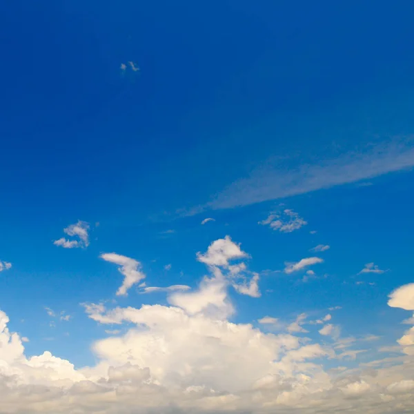 Modrá Obloha Krásné Kumulativní Mraky — Stock fotografie