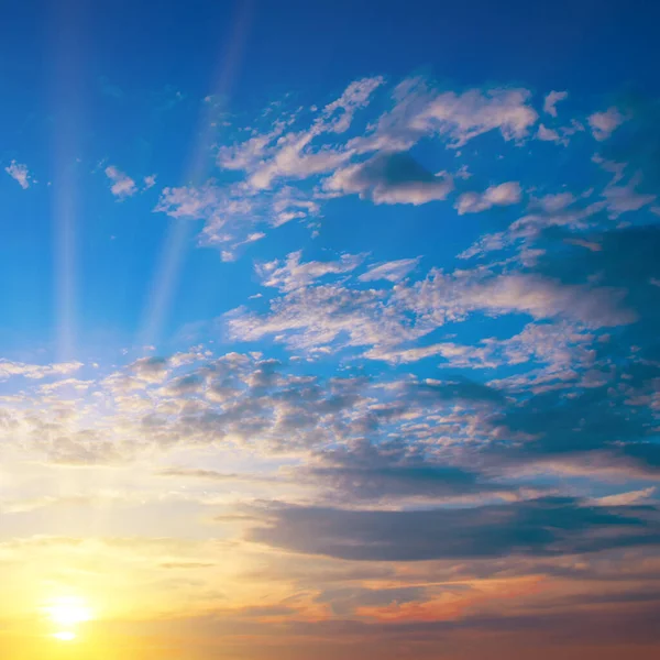 Прекрасне Небо Яскравим Заходом Сонця Схід Сонця Легкими Хмарами — стокове фото