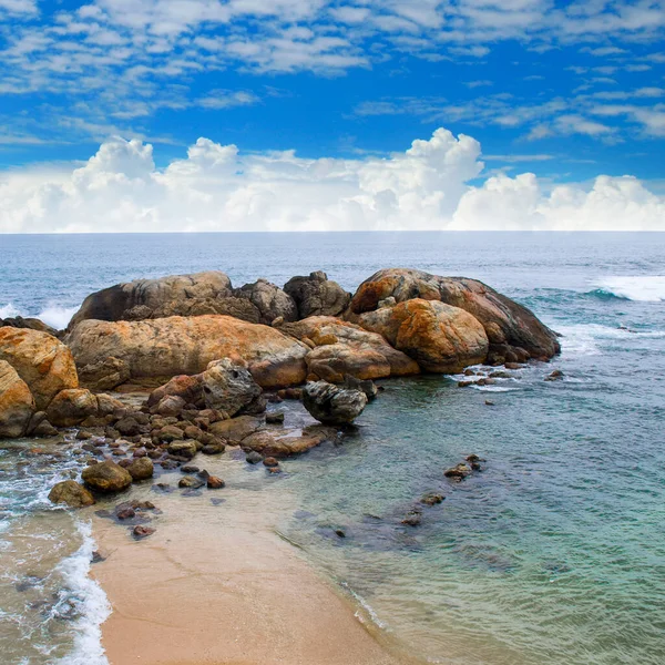 Picturesque Tropical Beach Boulders Beautiful Waves — Stock Photo, Image