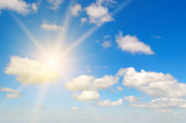 องฟ สวยงามในฤด อนส เมฆป ยและดวงอาท สดใสเป นหล — ภาพถ่ายสต็อก