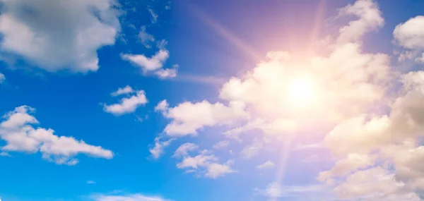 Vacker Blå Sommar Himmel Med Fluffiga Moln Och Ljus Sol — Stockfoto