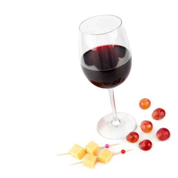 Bicchiere Vino Rosso Antipasto Formaggio Grappolo Uva Isolato Fondo Bianco — Foto Stock