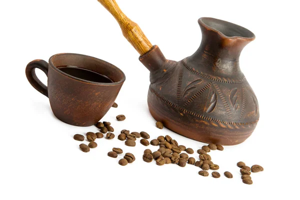粘土のコーヒーポット 黒コーヒーと白の背景に隔離されたローストコーヒー豆とカップ — ストック写真