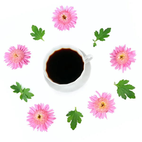 Tasse Café Dans Cadre Fleurs Chrysanthème Rose Isolé Sur Fond — Photo