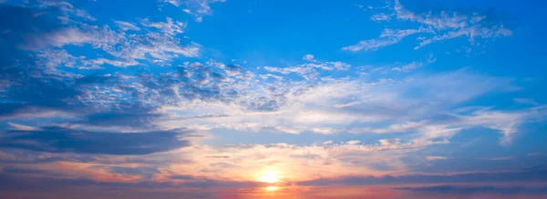 Prachtige Hemel Met Heldere Zonsondergang Lichte Wolken Breed Formaat — Stockfoto