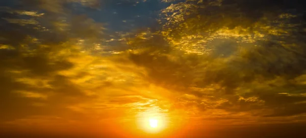 Raios Solares Nuvens Coloridas Céu Fantástico Entardecer Ampla Foto — Fotografia de Stock