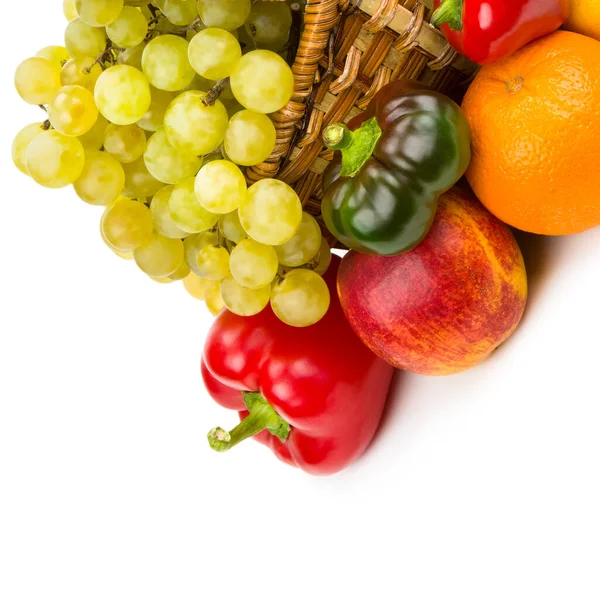 Groenten Fruit Een Rieten Mand Geïsoleerd Witte Achtergrond Vrije Ruimte — Stockfoto