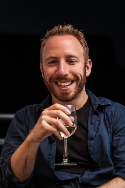 bir bardak şarap ile genç adam