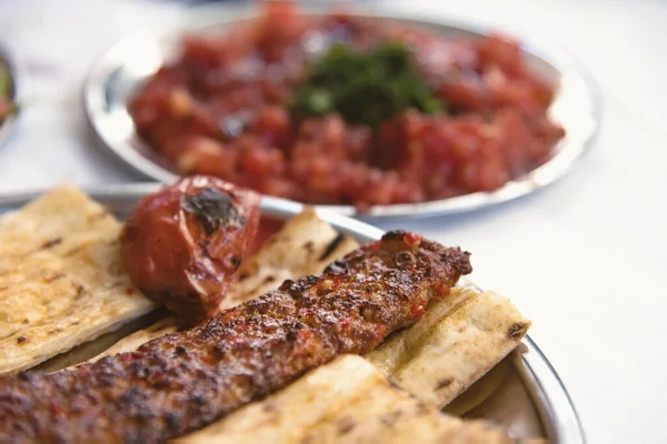 Traditioneller Adana Kebab Serviert Mit Tomatensalat Auf Einem Teller Auf — Stockfoto
