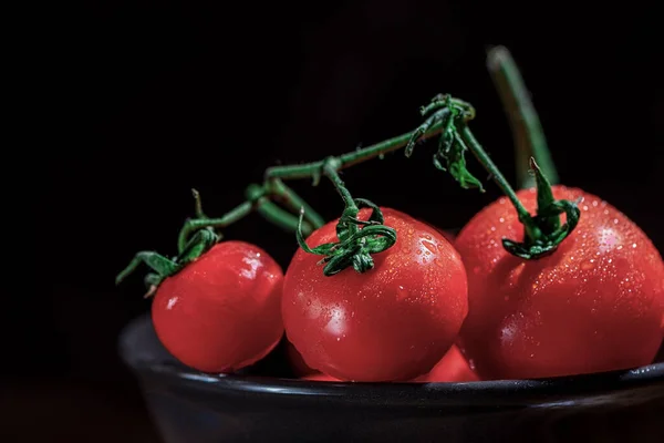 Tomates Rojos Orgánicos Sobre Fondo Negro Cerca Aislados — Foto de Stock