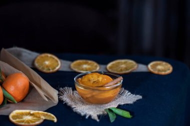 Siyah arka planda kurutulmuş portakallı mandalina reçeli, yakın plan, natürmort.