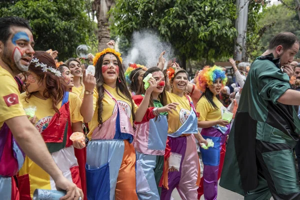 参加橙花节游行的志愿者小丑 土耳其阿达纳市2019年6月4日 — 图库照片