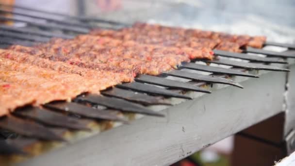 Deliciosos Kebabs Adana Estão Grelhando Churrasco Com Fumaça Orange Blossom — Vídeo de Stock