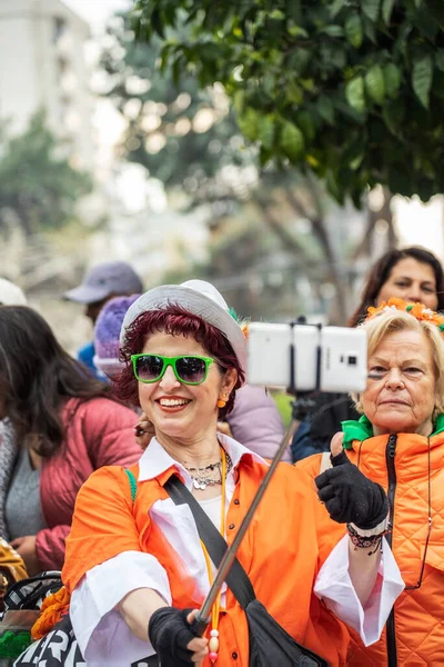 在土耳其的阿达纳市 一个快乐的女人在橙花狂欢节上自拍 2022 — 图库照片