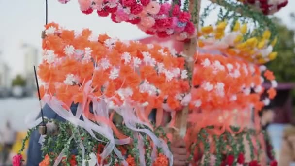 トルコのアダナで伝統的なオレンジの花のカーニバルで花から作られたカラフルなスタイリッシュな髪の冠 2022 — ストック動画