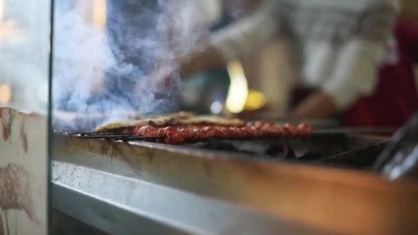 Delicious Adana Kebab Ψημένο Μπάρμπεκιου Τσιγάρα Στο Orange Blossom Carnival — Αρχείο Βίντεο