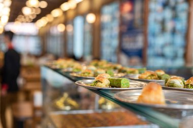 Türkiye 'nin Gazinatep kentindeki bir restoranda gri bir vintage tabakta geleneksel tatlıya 