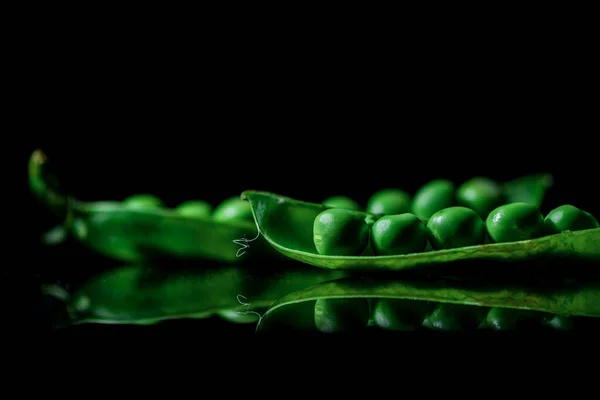 Guisantes Verdes Orgánicos Una Vaina Sobre Fondo Negro Primer Plano — Foto de Stock