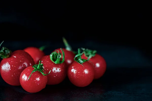 Organic Red Tomatoes Black Wooden Slate Close Macro Photography — Foto de Stock
