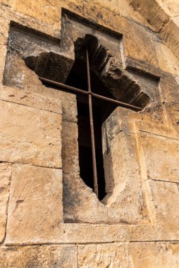 Çapraz tabela gibi eski bir binanın penceresi, yakın çekim, açık hava fotoğrafı.