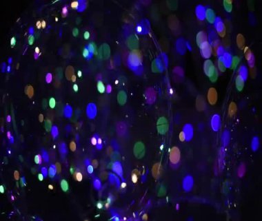 Siyah arkaplanda renkli parlayan bokeh noktalar, yakın plan, videografi