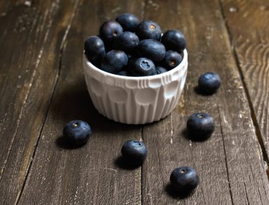 Ahşap masa arka plan üzerinde yaban mersini