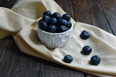 Ahşap masa arka plan üzerinde yaban mersini