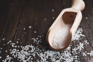 Mutfak tuzu ahşap masa arka planında (masa tuzu )