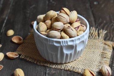 ahşap masa arka plan üzerine Antep fıstığı