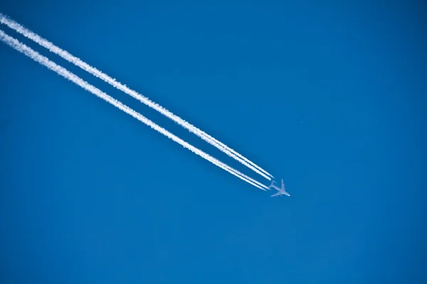 Flugzeug am Himmel lizenzfreie Stockfotos