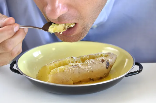 Eat sweet potato — Stock Photo, Image