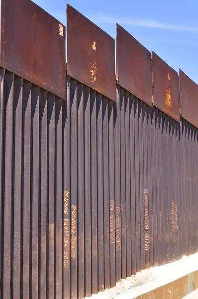 Border fence — Stock Photo, Image