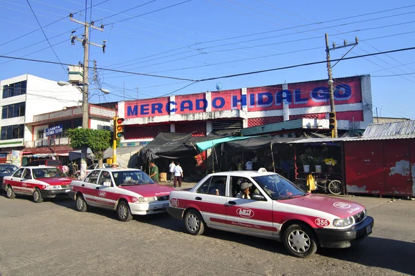 Mexicaanse markt en taxi 's — Stockfoto