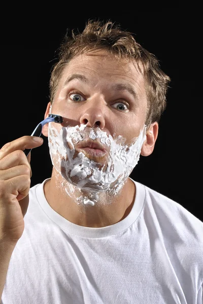 Mann rasiert sich — Stockfoto