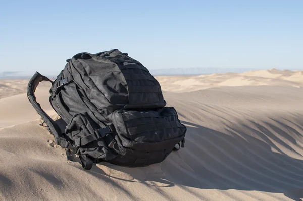 背包在沙漠里 — 图库照片