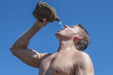 susamış uzun yürüyüşe çıkan kimse