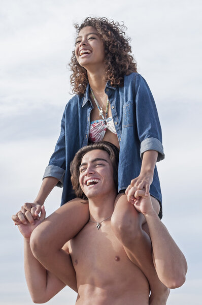 игривая счастливая пара
