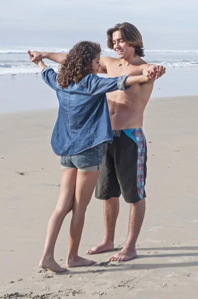 Pareja feliz en la playa — Foto de Stock