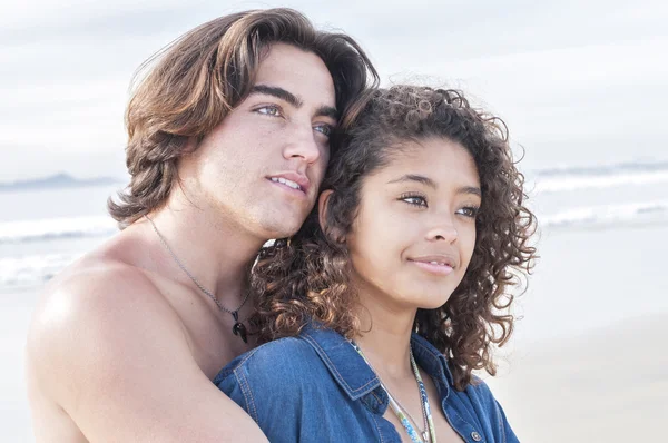 Joven pareja abrazando en playa — Foto de Stock